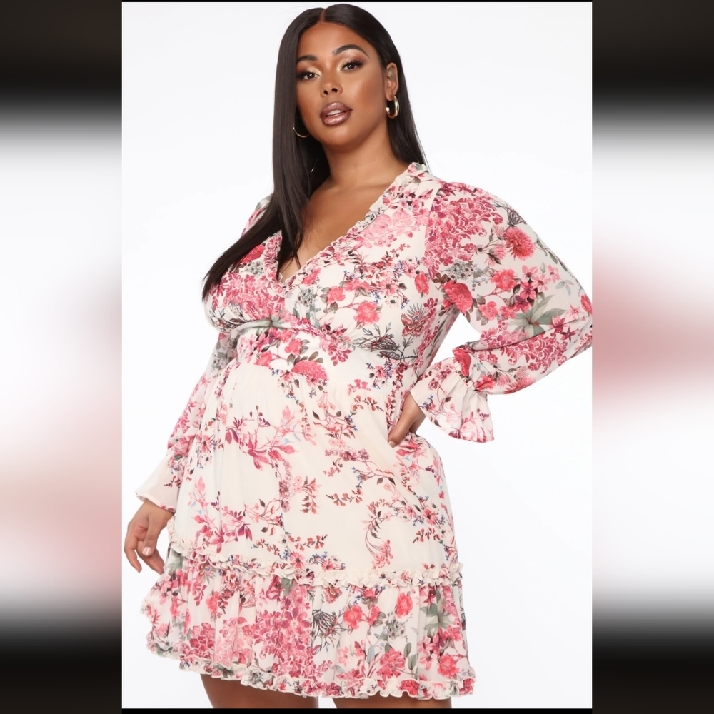 NWT Faahion Nova floral dress, partiall open back dress. Size 3x. No stretch.​​